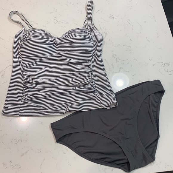 Size 14 Molded Niptuck Swim Top - Picture 5 of 11